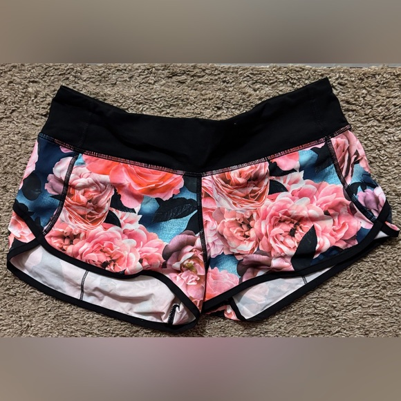 Lululemon Woman6 Speed Short 4- way Stretch Secret Garden" floral print Like New - Picture 3 of 10